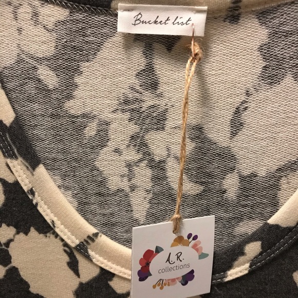 🆕 Soft grey floral top - Picture 2 of 4